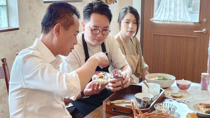 座落於番路鄉「私宅咖啡」為嘉義縣勞青處輔導的創業團隊，眷村子弟賴維凡（中）與妻子張靖嫻（右）勇於返鄉落地，展現創意與發想，融入眷村味道；嘉義縣長翁章梁（左）10日特地來用餐，肯定兩人努力