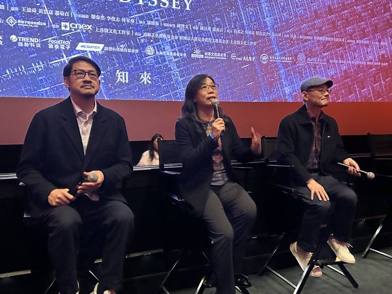 台灣半導體發展史紀錄片「造山者」在紐約舉行美東地區首映，製片蔣顯斌（左起）、導演蕭菊貞與製片陳添順出席紐約映後交流活動