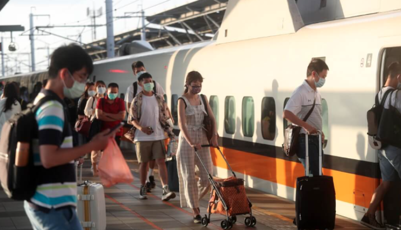 台灣高鐵10日起落實對號座新規，旅客若持對號座車票欲提早超過1小時搭乘其他班次，必須先完成換票手續。（中央社檔案照片）