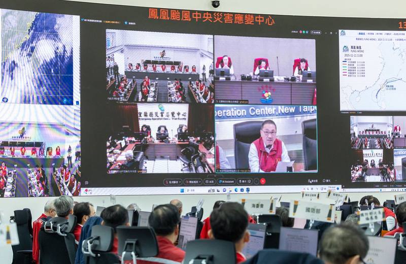 總統抵達後，首先聽取簡報，接著與新北市、花蓮縣及宜蘭縣等地方政府首長進行視訊連線，了解目前防災整備情形