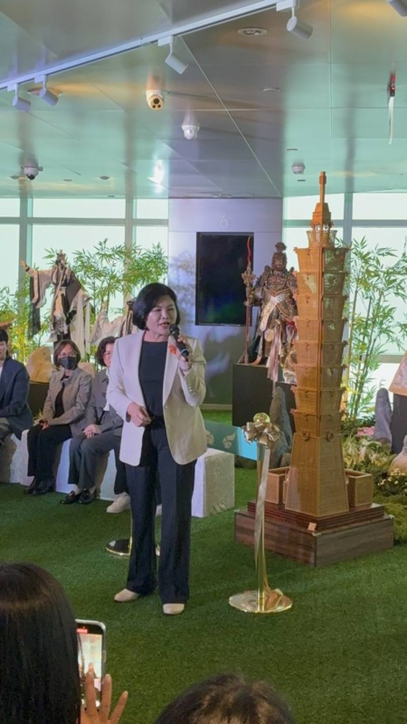 雲林縣政府與台北101合推「超越偶．超越巔峰」（Beyond the Puppet, Beyond the Summit）特展，開幕儀式10日下午在台北101舉行，雲林縣長張麗善（中）站在台北101竹形建築前說明特展特色。