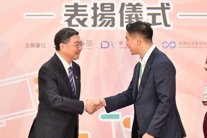 行政院長卓榮泰10日出席「花蓮災後復原表揚儀式」，感謝52家捐贈機車、家電、調度物資及提供優惠方案的公協會與廠商