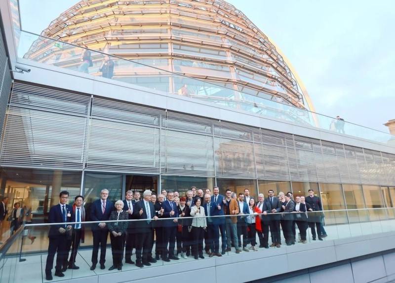 蔡英文10日拜訪德國國會大廈，與多位跨黨派友台議員合影留念。背景為國會大廈象徵議事與民主透明的玻璃圓頂。（蔡英文辦公室提供）