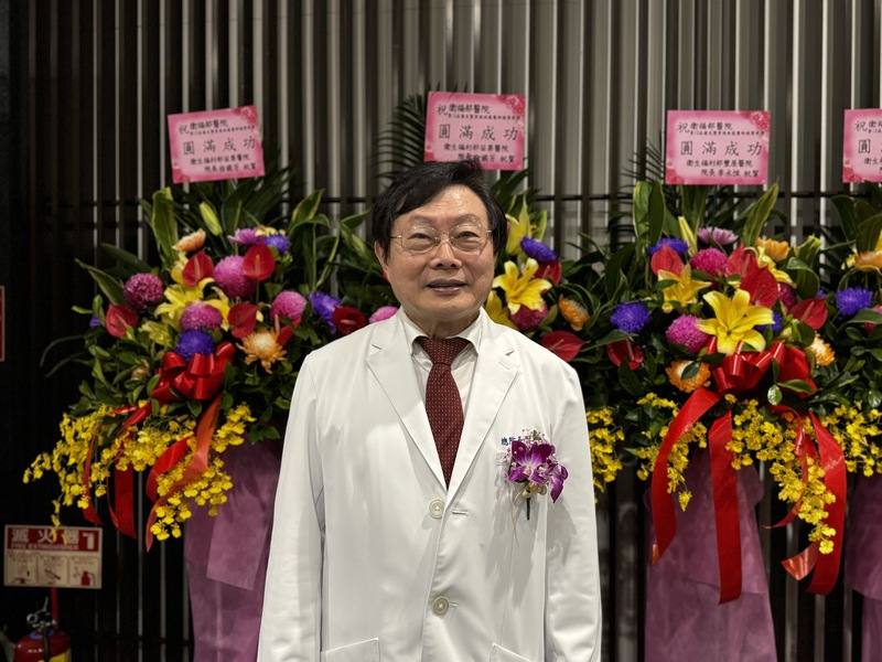 衛福部11日上午舉辦第12屆優良暨資深典範醫師頒獎典禮，台北仁濟院附設醫院總院長林水龍投身乳癌防治40多年不輟，獲衛福部首屆「醫療貢獻獎」表揚。