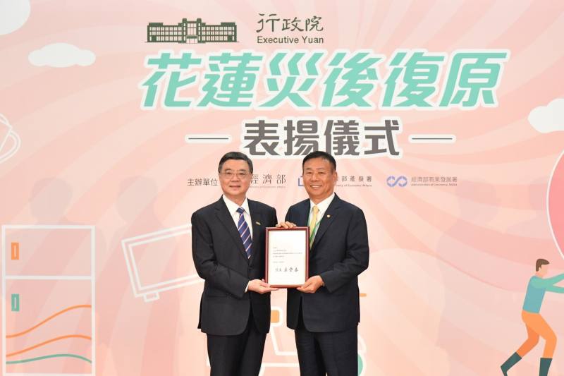 卓院長頒發感謝狀予捐贈物資代表、調度物資業者及優惠方案業者