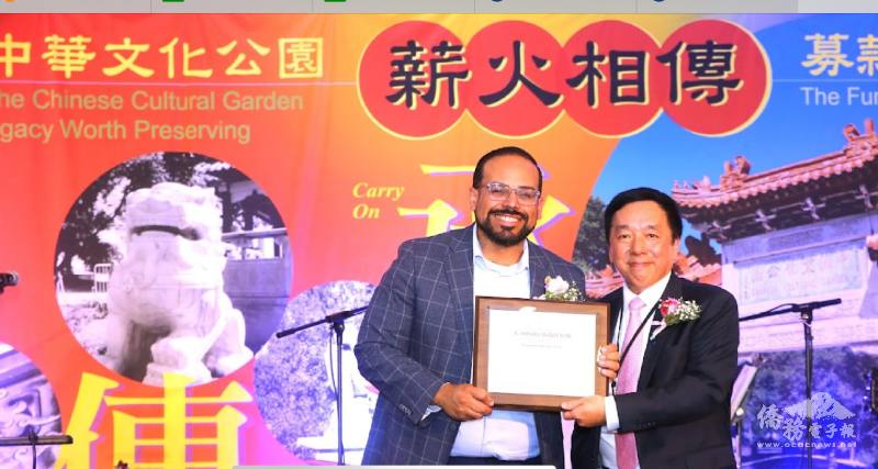 聖荷西市議員Ortiz（左）出席並贈賀狀給林大銳（右）