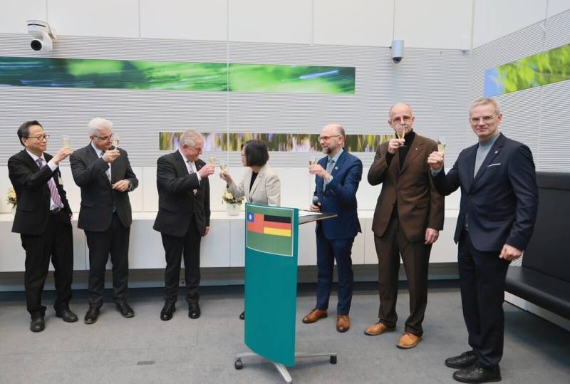 前總統蔡英文（中）10日受邀前往德國國會大廈，出席友台小組舉辦的茶敘，祝酒時與在蔡英文的8年任期內擔任友台小組主席的威爾許（左3）碰杯。（蔡英文辦公室提供）