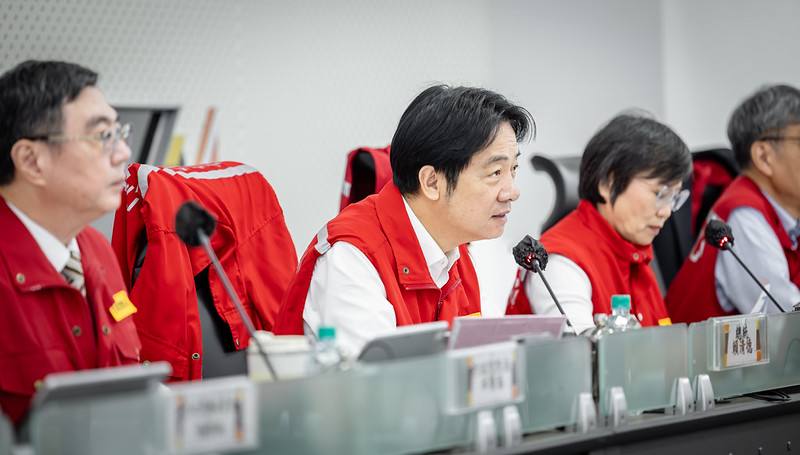 賴清德總統11日午間偕同行政院長卓榮泰前往中央災害應變中心，視察「鳳凰」颱風防災應變整備工作