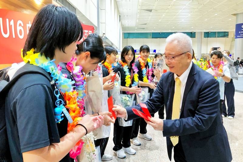 U16亞洲女子排球錦標賽在約旦落幕，台灣女排奪得亞軍，球員及教練們10日搭機返台，中華民國排球協會理事長龔建榮（前排右）送上歡迎花束及紅包，恭賀他們凱旋歸來。