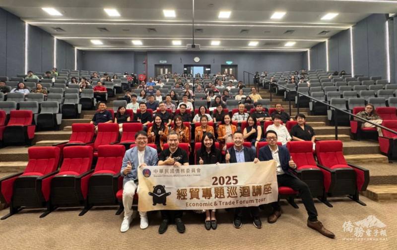 左起柔佛州臺灣商會會長彭士豪、顧問羅運春、僑務秘書宋怡穎、講師姚長安及副會長龔萬峻