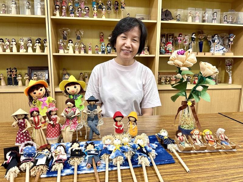 彰化縣田中鎮太平社區發展協會理事長周玲玟（圖）為推廣環保理念，將被視為農業廢棄物的玉米葉做成玉米娃娃，走入學校、社區教學，並透過視訊教日本學生製作，展現台灣農村的質樸與創意。