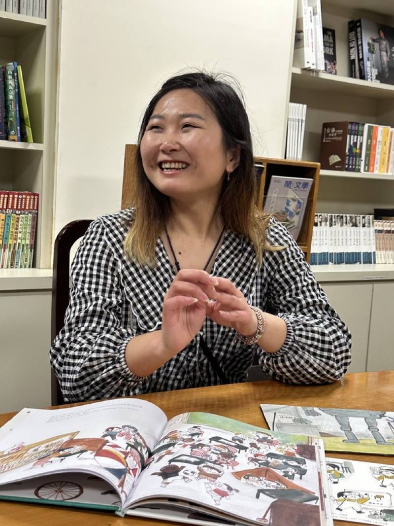 繪本作家暨插畫家李憶婷的英文繪本The Quiet One，入選美國插畫家協會主辦的「2025原創藝術」國際插畫展。她認為，許多事情用故事來表達是最好方式。