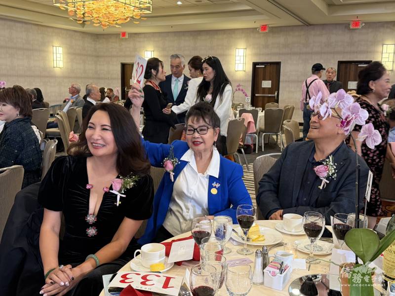 美國加州排舞協會創辦人林貴香（中）舉牌競標