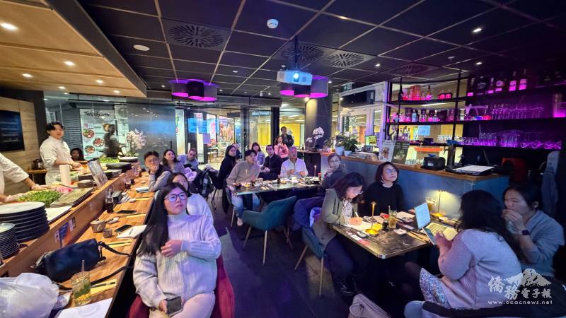 現場於Takahumi Sushi與會臺商聚精會神聽講師分享稅務知識