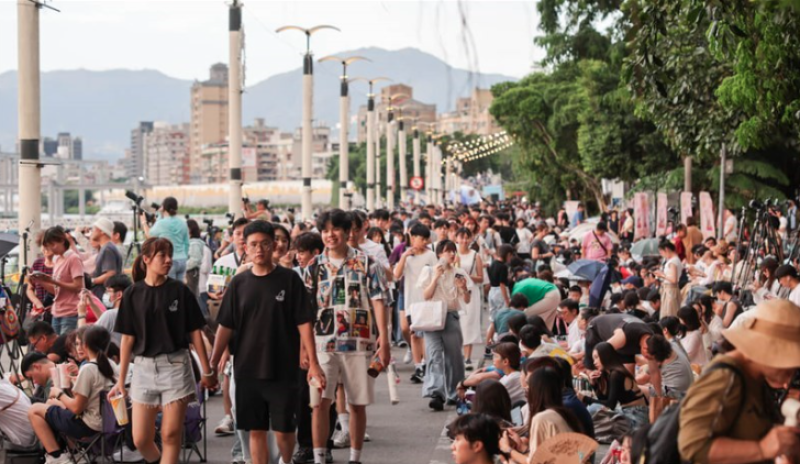 Local residents crowd Taipei's Dadaocheng Wharf in this CNA file photo