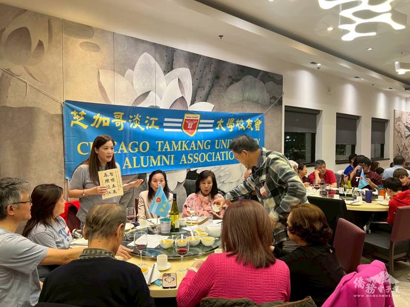 芝加哥淡江校友會會長盧秀琴（左3）報告將邀請張炳煌「 智慧e筆，書法藝術」來芝加哥宣傳促進交流