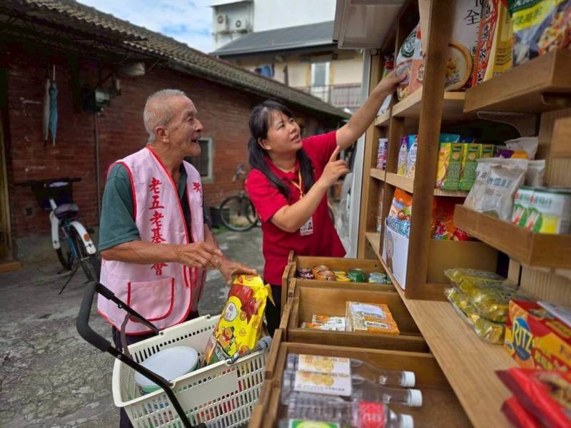 一般物資發放，多以類似配給的方式進行，然而老五老基金會考慮長輩的需求不僅止於常見的民生用品，還有許多藏在心中的小心願，因此透過「巡迴物資車」提供客製化物資支援。（老五老基金會提供）