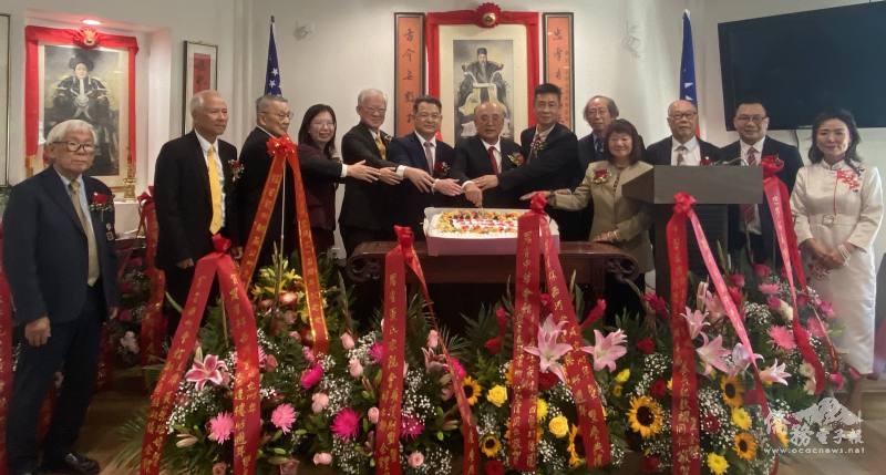 林西河堂主席林師雄及貴賓代表切蛋糕慶祝堂所成立與建樓