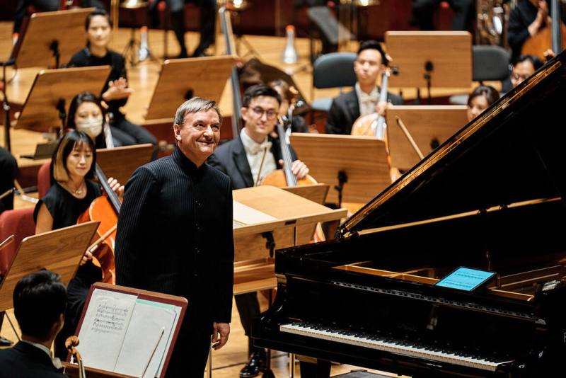 鋼琴名家史蒂芬．賀夫（Sir Stephen Hough）（前）第5度與國家交響樂團（NSO）合作，將在台北國家音樂廳帶來貝多芬的「第5號皇帝鋼琴協奏曲」。（NSO提供）