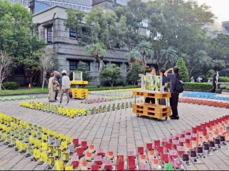 藝術家周學涵作品「菸徑」設置於台北松山文創園區的巴洛克花園內，以巨幅陣列與拼貼裝置重現製菸流程，成為2025原創基地節受矚展品之一。（松山文創園區提供）