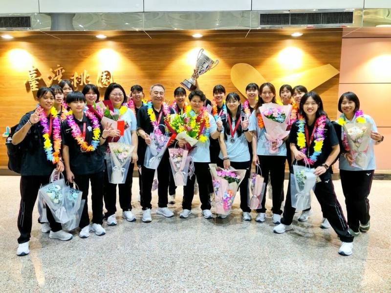 台灣在U16亞洲女子排球錦標賽拿下亞軍，球員及教練們10日下午搭機返抵國門，家長遠從台中等地到桃園國際機場，還特別準備花圈接機。