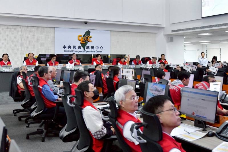 行政院長卓榮泰陪同總統視導「鳳凰颱風中央災害應變中心第三次工作會報」