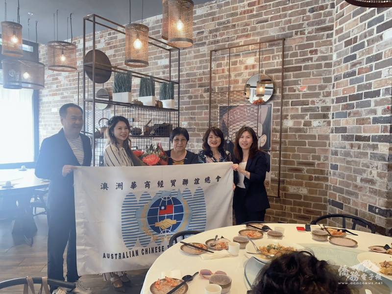 澳洲華商經貿聯誼總會滿任會長謝美鳳謝美鳳（左3）交棒新任會長劉紋君（左2）