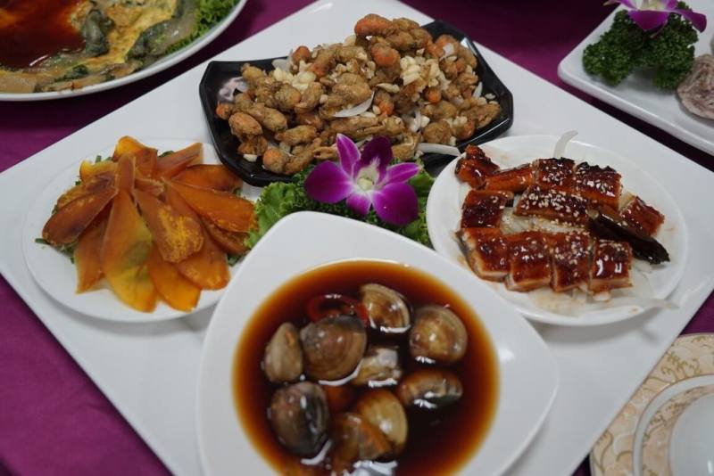 彰化縣鹿港鎮公所舉辦鹿港四季紅冬歡系列活動，鎮公所11日開記者會介紹，今年活動將舉辦鹿溪宴，鹿港美味的小吃包括蒲燒鰻、炸蝦猴等菜色都會上桌。（鹿港鎮公所提供）