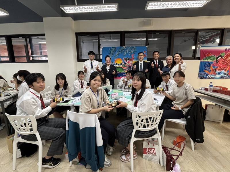 新竹縣義民高中表示，日本兵庫縣千種高校師生11日到訪交流，共同製作Arduino微控制器無線遙控車，從程式設計到結構組裝與電路連接等，培養學生實作能力。