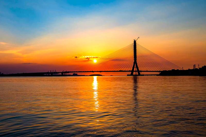 新北市觀旅局指出，透過24小時不間斷的高解析直播，新北多處美景已成功吸引國內外旅客目光，提升國人旅遊意願，並拓展國際觀光市場，讓更多海外人士認識新北的多元魅力。圖為淡江大橋夕照美景。（新北市觀旅局提供）