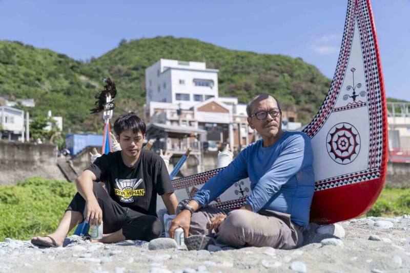 目宿媒體「他們在島嶼寫作」最新作品「大海浮夢」，記錄作家夏曼．藍波安（右）與兒子歷經517天潛水、伐木、造舟與出海的壯闊旅程。15日將於金馬影展舉行世界首映。（目宿媒體提供）