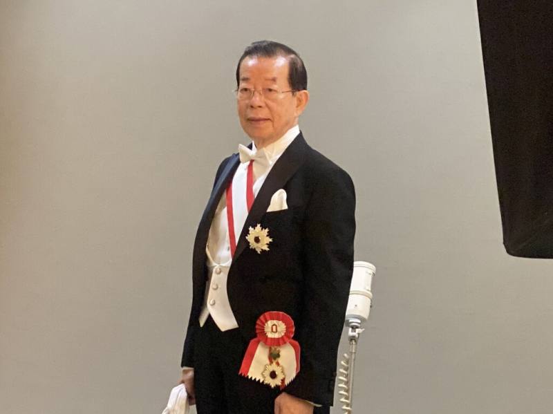 日本秋季授勳的大綬章親授式11日於皇居舉行，總統府資政、前駐日代表謝長廷獲授「旭日大綬章」。他表示，這份榮耀並非個人功勞，而是許多人共同努力的成果。（謝長廷提供）