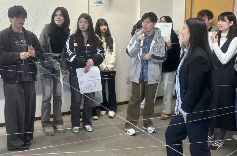 實踐大學團隊前往日本舉行工作坊，以「共創共學」為核心，由台日教師共同設計課程，學生以多語交流、分組共創，從文化差異中激盪設計靈感。（實踐提供）