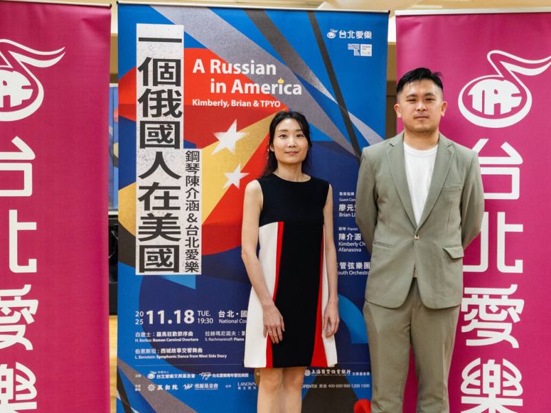 旅歐新銳指揮廖元宏（右）與鋼琴家陳介涵（左）將攜手台北愛樂青年管弦樂團，18日於台北國家音樂廳推出「一個俄國人在美國」音樂會。（台北愛樂文教基金會提供）