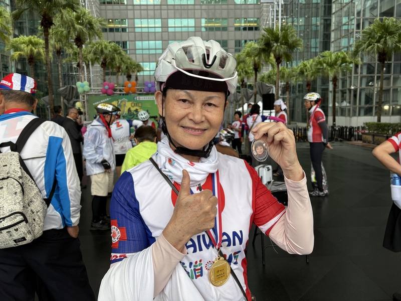 台灣抗癌協會「不倒騎士」單車環台11日抵達終點站新北市，60多歲騎士李翠華隨身攜帶妹妹的相片騎全程。她說，妹妹因罹癌離世十多年，盼透過單車環台帶著妹妹看台灣每個角落，也傳遞及早檢查、及早預防的觀念。