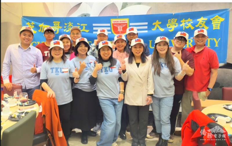 盧秀琴（右前1）、芝加哥文教中心副主任陳怡珍（右前2）、校友會顧問鍾琪教授（左前1）及校友們戴上TECO in Chicago國旗帽合影