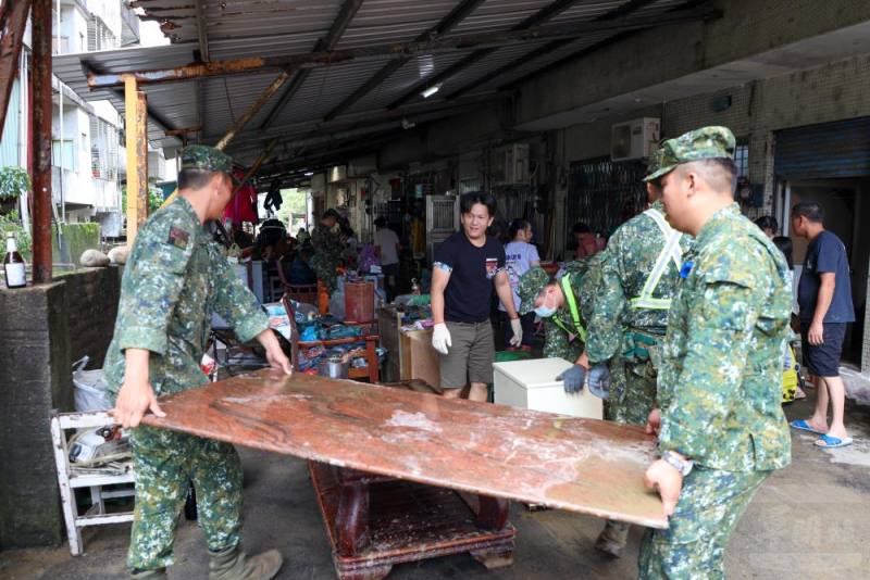 蘭指部官兵至蘇澳災區協助清運。（第三作戰區提供）