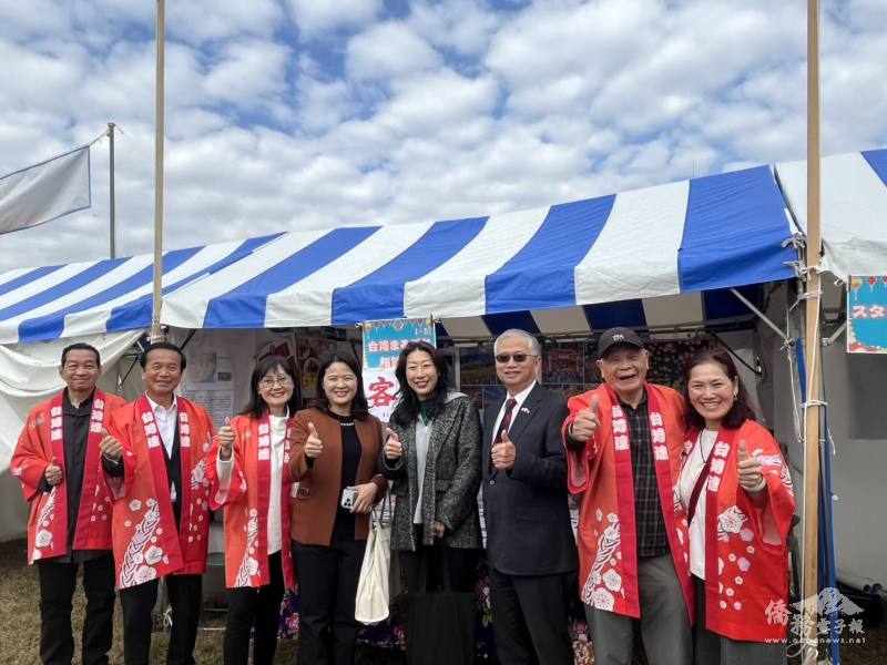 蔡明耀（右3）到場支持僑胞設展攤位