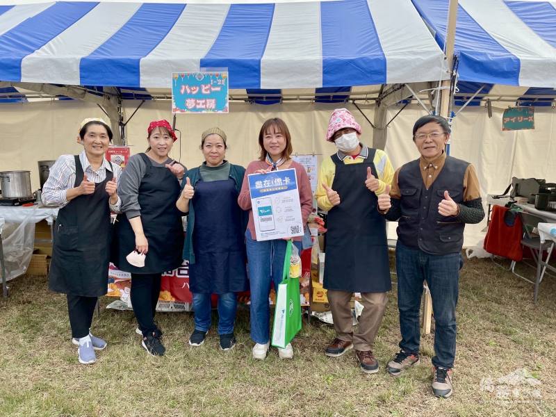 駐日代表處僑務組副組長李承芸(右3)宣傳僑務委員會業務並與僑胞交流