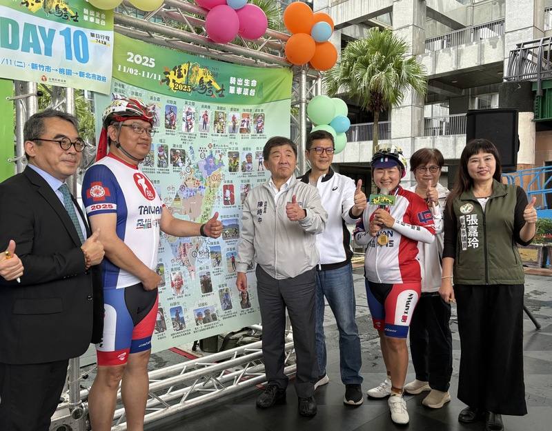 台灣抗癌協會「不倒騎士」單車環台11日抵達終點站新北市，行政院政務委員陳時中（右5）等人出席記者會，為癌友加油打氣。