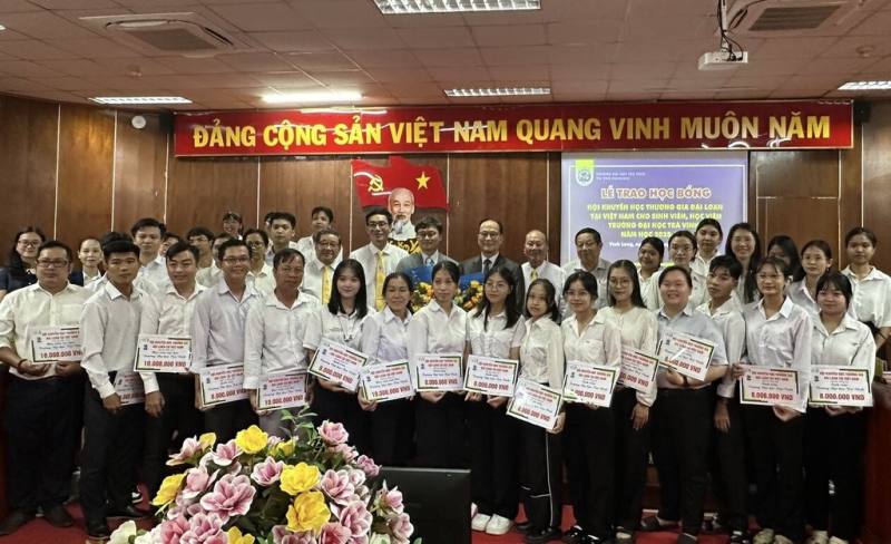 越南台商獎學基金會扶助越南偏遠地區大學教育獎學金10日於南越茶榮省茶榮大學舉行頒證典禮，由基金會董事長蘇建源（黑西裝者）主持，駐胡志明市辦事處教育組長林韋至（灰西裝者）觀禮見證。（蘇建源提供）