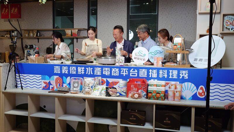嘉義縣政府自建電商通路「嘉義優鮮水產電商平台」，為慶祝平台開幕，縣長翁章梁（中）11日在臉書直播，推出優惠吸引消費者。