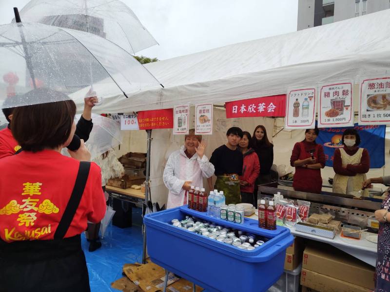 日本欣華會攤位販售台灣美食