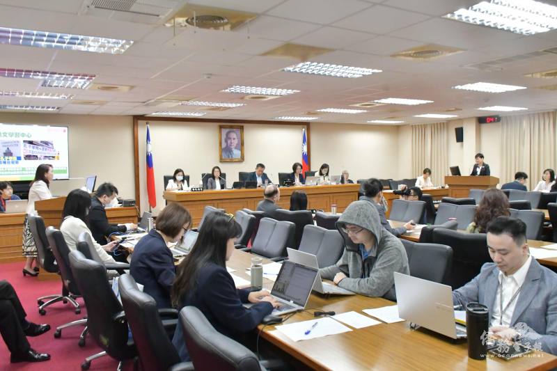 徐佳青進行業務報告