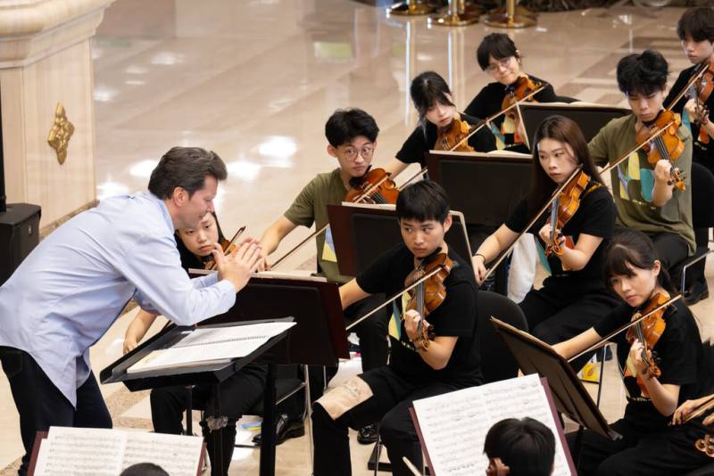 柏林愛樂「並肩彩排」計畫首度與NSYO國家青年交響樂團合作，由柏林愛樂小提琴團員柏納迪尼（Simon Bernardini，另譯：貝爾納迪尼）（左）擔任指揮，帶領NSYO歷屆菁英與「樂無界計畫」成員一同排練。（柏林愛樂提供）