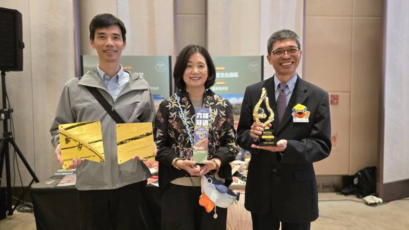 六堆客家文化園區與臺灣客家文化館獲得交通部觀光署「觀光百大亮點獎」及「最佳國旅創新獎殊榮」交通部觀光署署長陳玉秀（中）與客發中心何金樑主任(右)合影