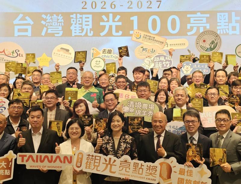 六堆客家文化園區及臺灣客家文化館兩場域獲選為交通部觀光署「觀光百大亮點獎」與會貴賓合影