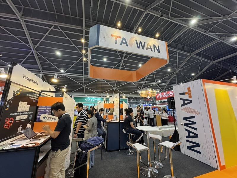 全球最大金融科技盛會的新加坡金融科技節12日登場，數萬人參與聚焦AI應用、數位資產管理等議題。台灣金融科技創新園區率團設館，希望展現整合創新能量與國際合作實力。