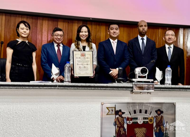 市議員Pedro Komura（左2）頒發榮譽獎狀給駐聖保羅辦事處處長朱怡靜（左3）、組長徐澤玗（左1）、會議主席市議員 Edu Ota (右3)、第一秘書市議員Johnny da Inclusão (右2)、聖保羅文教中心主任尤正才（右1）