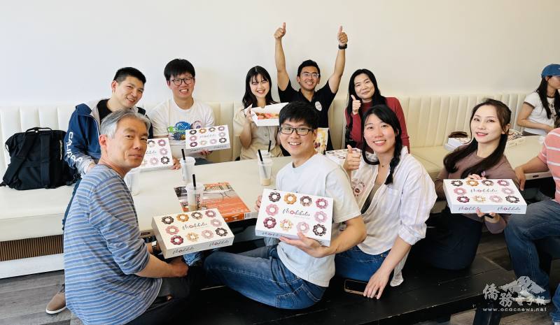 張志俊（後右2）邀請青商會夥伴體驗甜甜圈DIY